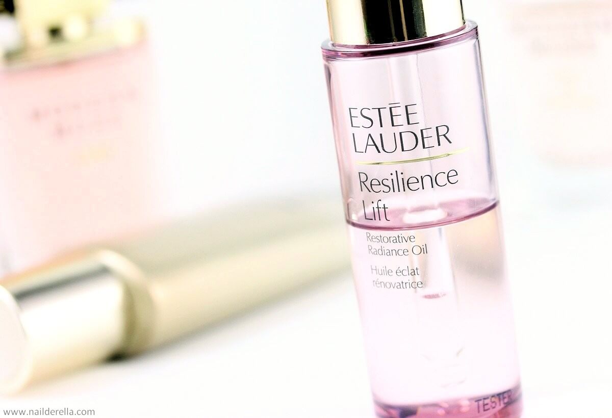 Estee Lauder Resilience Lift Restorative Radiance Oil ออยล์เซรั่มที่ช่วยฟื้นความสว่างใสให้ผิวเปล่งประกาย เติมเต็มความสดชื่น ให้สารอาหารกับผิวที่ขาดการดูแลได้อย่างเต็มเปี่ยม จากสารสกัดพืชนานาพันธุ์ เอกสิทธิ์เฉพาะของเอสเต้เท่านั้น 